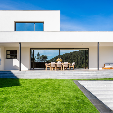 casa con porche minimalista arquitectura